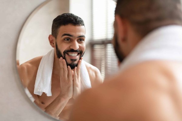 Routine capillaire pour homme : conseils pour entretenir votre barbe et cheveux