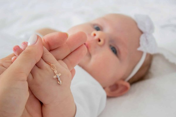 La médaille de baptême : un bijou chargé de signification pour l'enfant